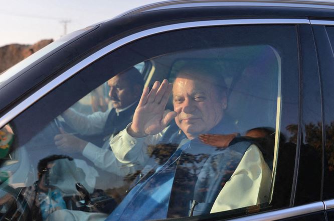 nawaz sharif in car