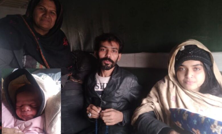 women delivery in train