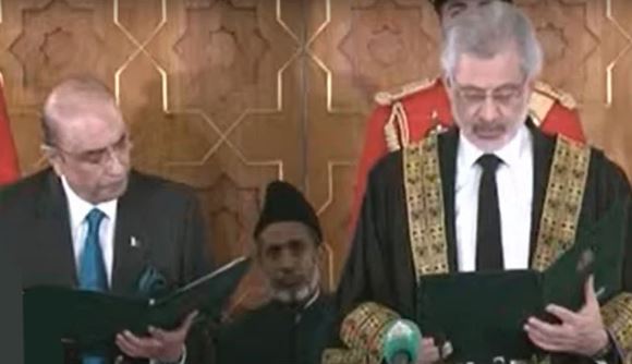 chief justice taking oath to asif zardari