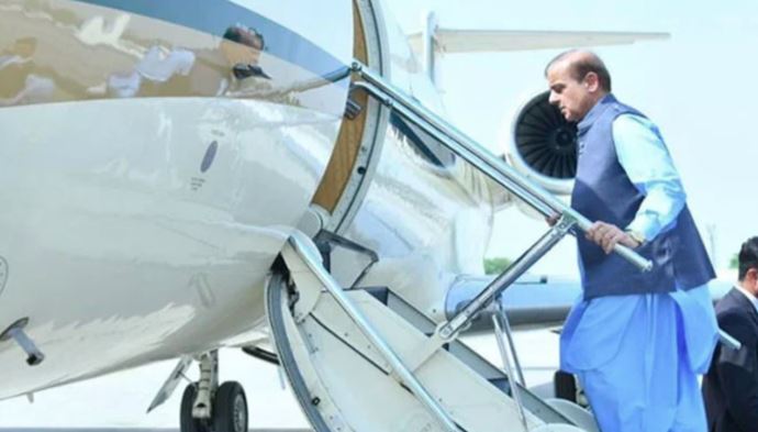 shahbaz sharif and maryam nawaz in pia flight