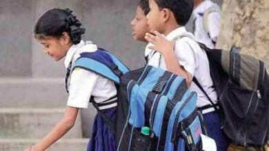 going chileds with them school bags in pakistan