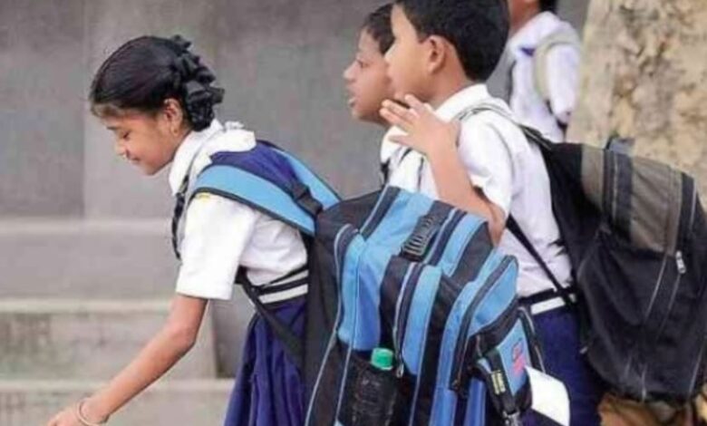 going chileds with them school bags in pakistan