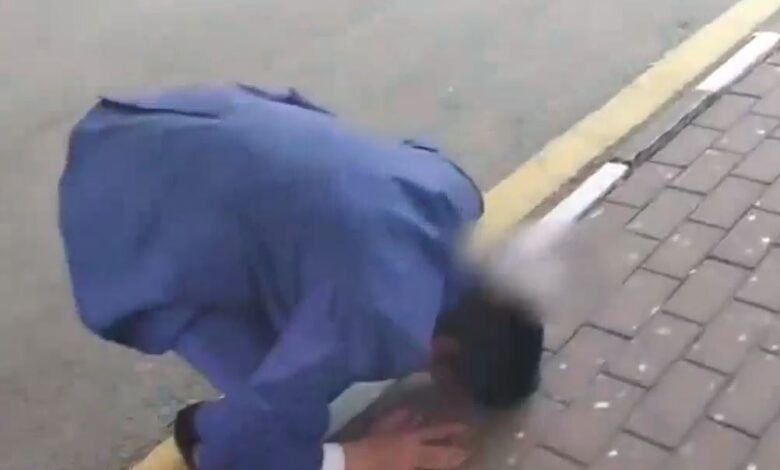 Faisal Vawda prostrated in the Supreme Court premises