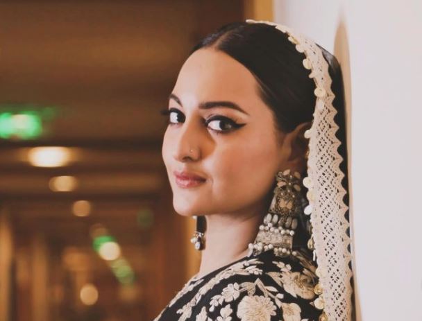 actress suakshi sinha