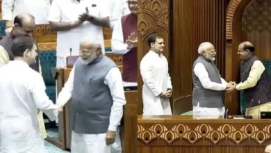modi hand shake with rahul gandhi