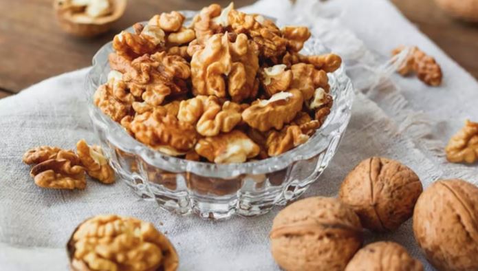 How many walnuts should be eaten in a day to keep the brain sharp and healthy