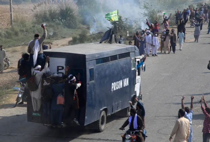 attack on police van in islamabad