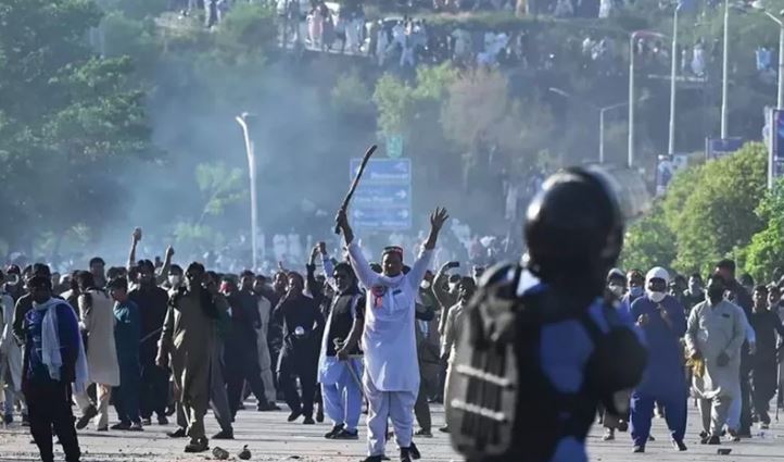 islamabaad police and pti protester