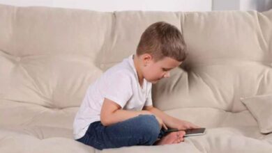 children use smart phone
