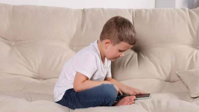 children use smart phone