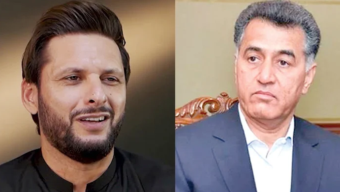 ex cricketer shahid afridi,gen r faiz hameed