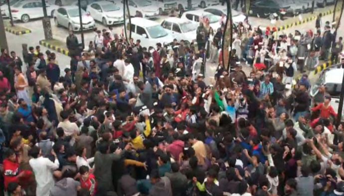 Rain of banknotes at overseas Pakistani's wedding