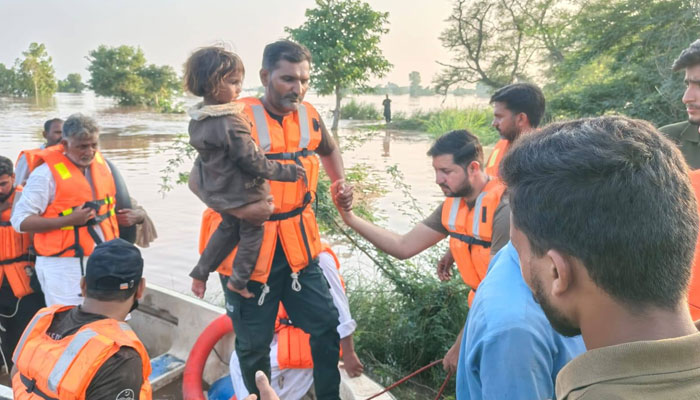 لائیو: پنجاب کے دریاؤں میں بڑے سیلابی ریلے، کئی دیہات زیر آب، شہریوں کی بڑے پیمانے پر نقل مکانی، اموات 12 ہو گئیں