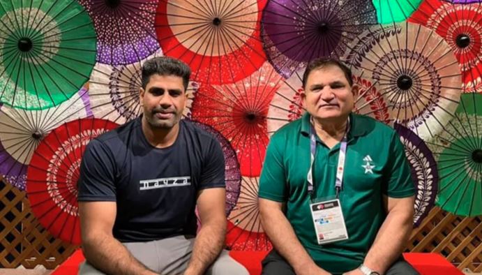 arshad nadeem and coach salman butt