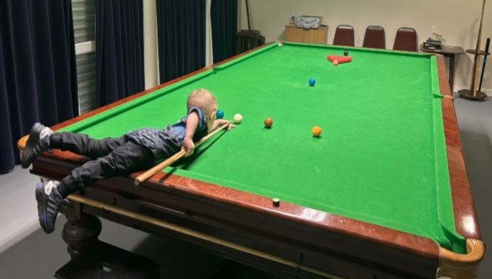 2 years child play snooker