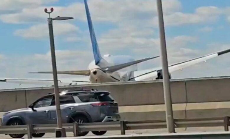 passenger plane crash in america with truck and streetlight