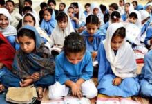 How many hundred thousand girls are out of school in Sindh