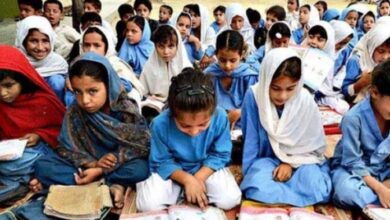 How many hundred thousand girls are out of school in Sindh